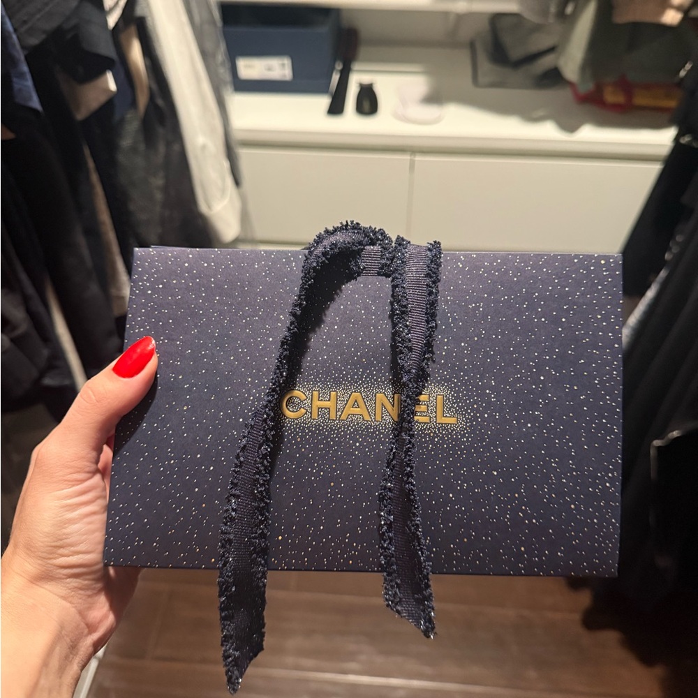 CHANEL Navy holiday gift box with CAMELLIA
GOLD CAMELLIA CHARM HOL 2025